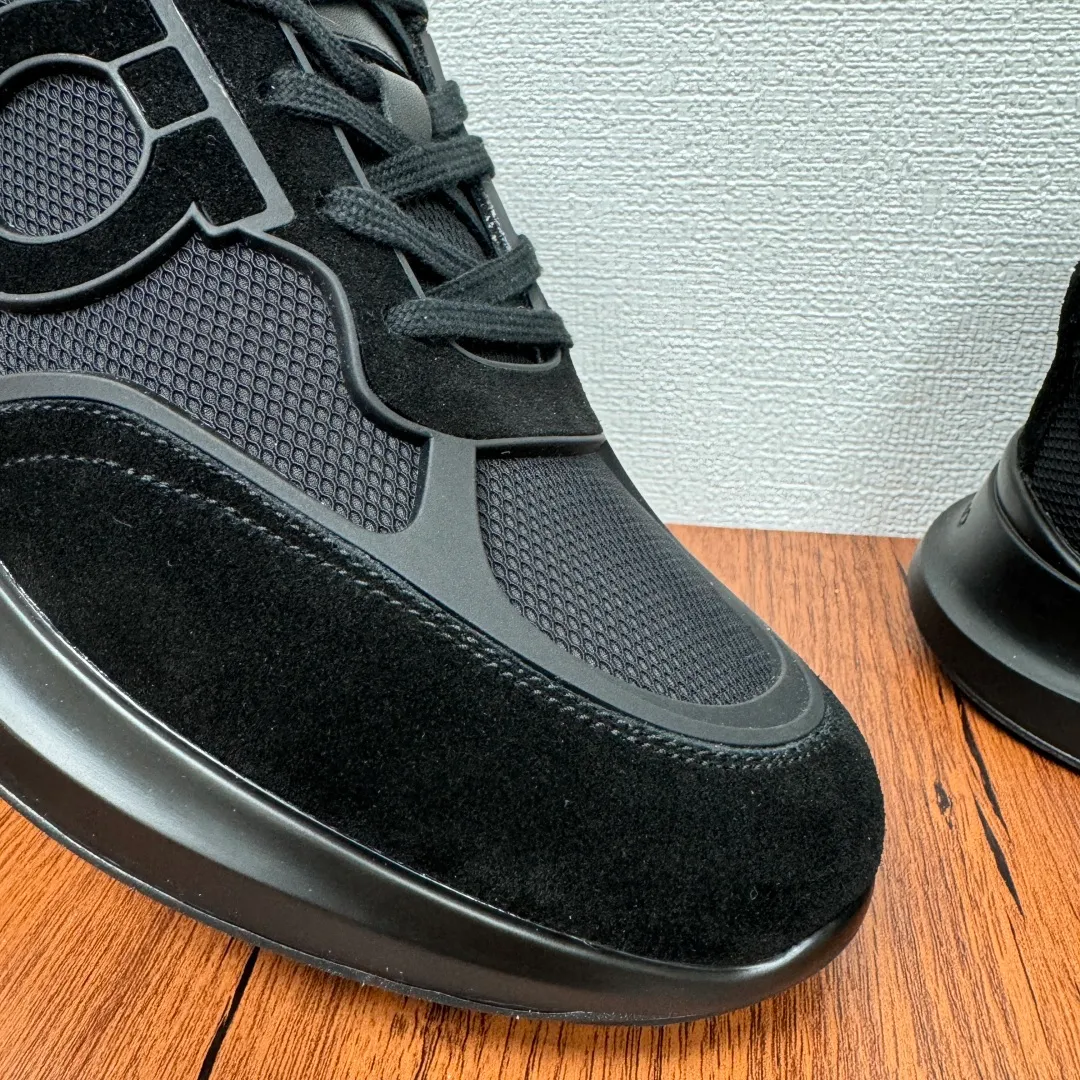 [Ferragamo] Top P: 720💰 Size: 39~44 (38 45 custom-made, non-returnable) Ferragam/Ferragamo Cancini buckle men's low-top casual shoes Spring and summer official website synchronized new thick-soled versatile sports shoes for men This urban-style casual shoe boldly combines a variety of fabrics, cleverly using high-tech mesh fabrics and smooth leather to create a unique high-end look, with side dropouts Cancini buckle, padded collar and tongue, and eye-catching lightweight rubber sole make the design even more sophisticated! The perfect blend of style and comfort. , the shoe body is outlined with exquisite lines, embellished with iconic elements, and equipped with comfortable sole technology to boost your pace. Whether you are walking on the street or exercising, you can show your extraordinary charm. Item number: F688525 Black.